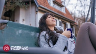 Entspannte Frau hat ihre Baufinanzierung abgesichert