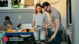 Familie grillt und freut sich über Arbeitnehmersparzulage