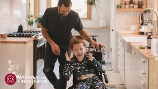 Kind in Rollstuhl in einem barrierefrei umgebauten Haus