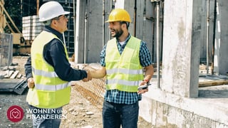 Bauleiter und Bauherr geben sich auf der Baustelle die Hand