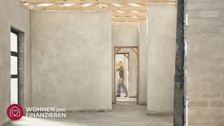 Handwerker im Rohbau eines neuen Hauses