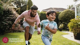 Mann spielt mit seinem Sohn im Garten