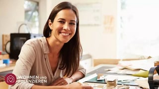 Frau geht Checkliste für ihren Bauantrag durch