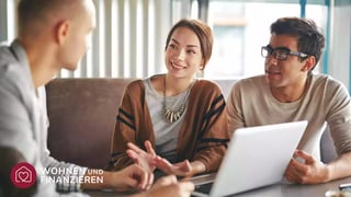Paar lässt sich von einem Finanzierungsexperten beraten