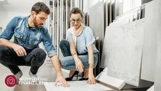 Pärchen bei Bemusterung von Bodenbelag für Haus