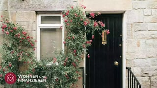 Altes Fenster neben Eingangstür