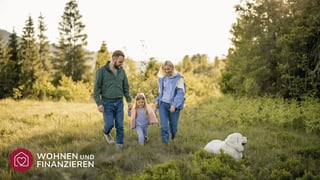 Familie mit Hund beim Spaziergang spricht über Forward Darlehen