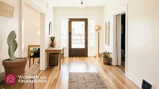 Heller Flur mit Dielenboden eines entkernten Hauses