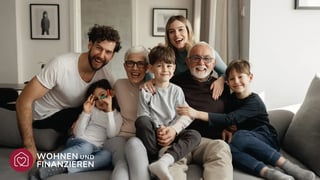 Familie mit Eltern auf Sofa in Haus