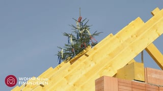 Dachstuhl beim Hausbau in der Phase des Richtfests