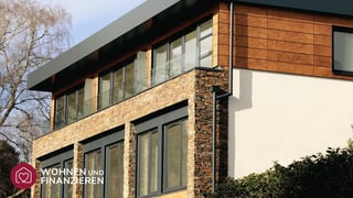 Moderne Fassadengestaltung mit Putz, Holz und Klinker