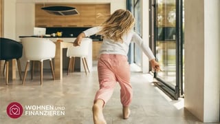 Kind läuft auf Boden mit Fußbodenheizung