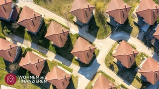 Neue Häuser auf Bauland von oben