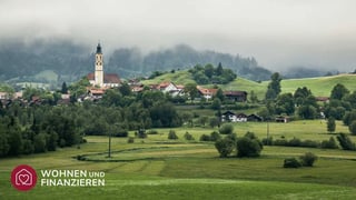 Ländliche Gemeinde am Waldrand