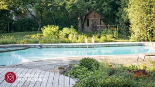 Pool aus Steinen in einem idyllischen Garten