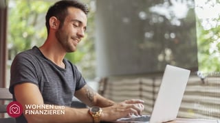 Mann verfasst seine Kaufabsichtserklärung am Laptop