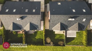 Luftaufnahme von zwei Häusern nebeneinander