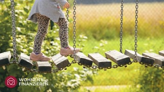 Kind macht kleine Schritte auf dem Spielplatz