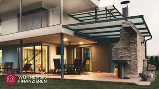 Überdachte Terrasse mit Sitzecke und Grill