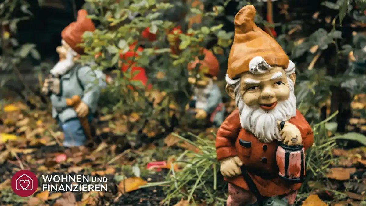 Gartenzwerge im Laub