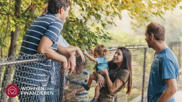 Paar unterhält sich mit potenziellen Nachbarn am Zaun