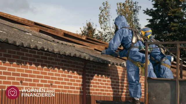 Schadstoffsanierung: Arbeiter nehmen Dachziegel vom Hausdach