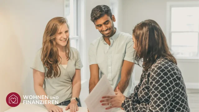 Paar unterschreibt Vorvertrag beim Hauskauf