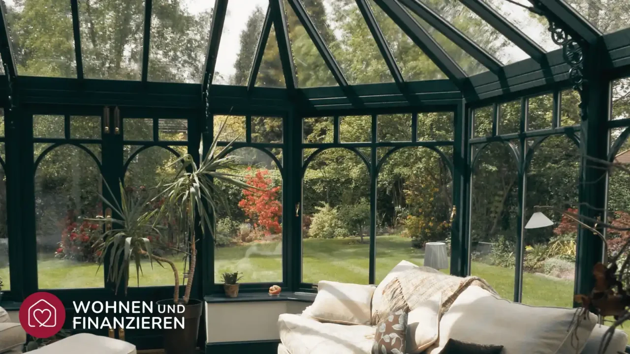 Blick aus einem angebauten Wintergarten am Haus