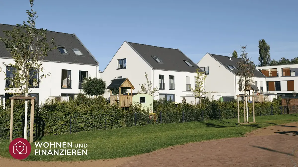 Häuser auf Grundstücken mit exaktem Abstand zu einander