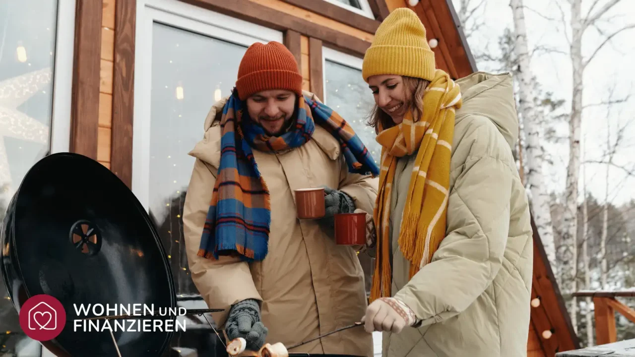 Paar grillt im Winter auf der Terrasse