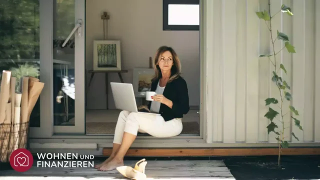 Frau auf Terrasse ihres Tiny House