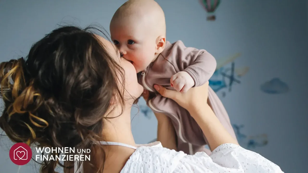 Mutter mit Baby in Elternzeit