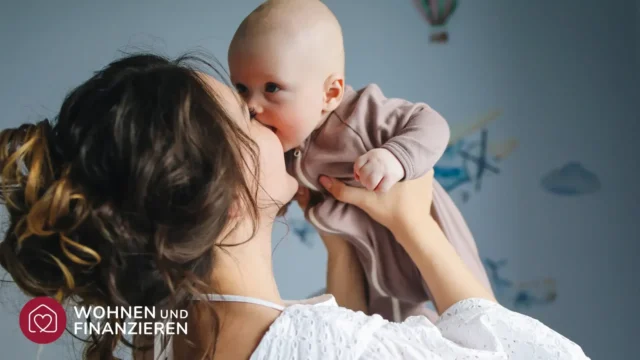 Mutter mit Baby in Elternzeit