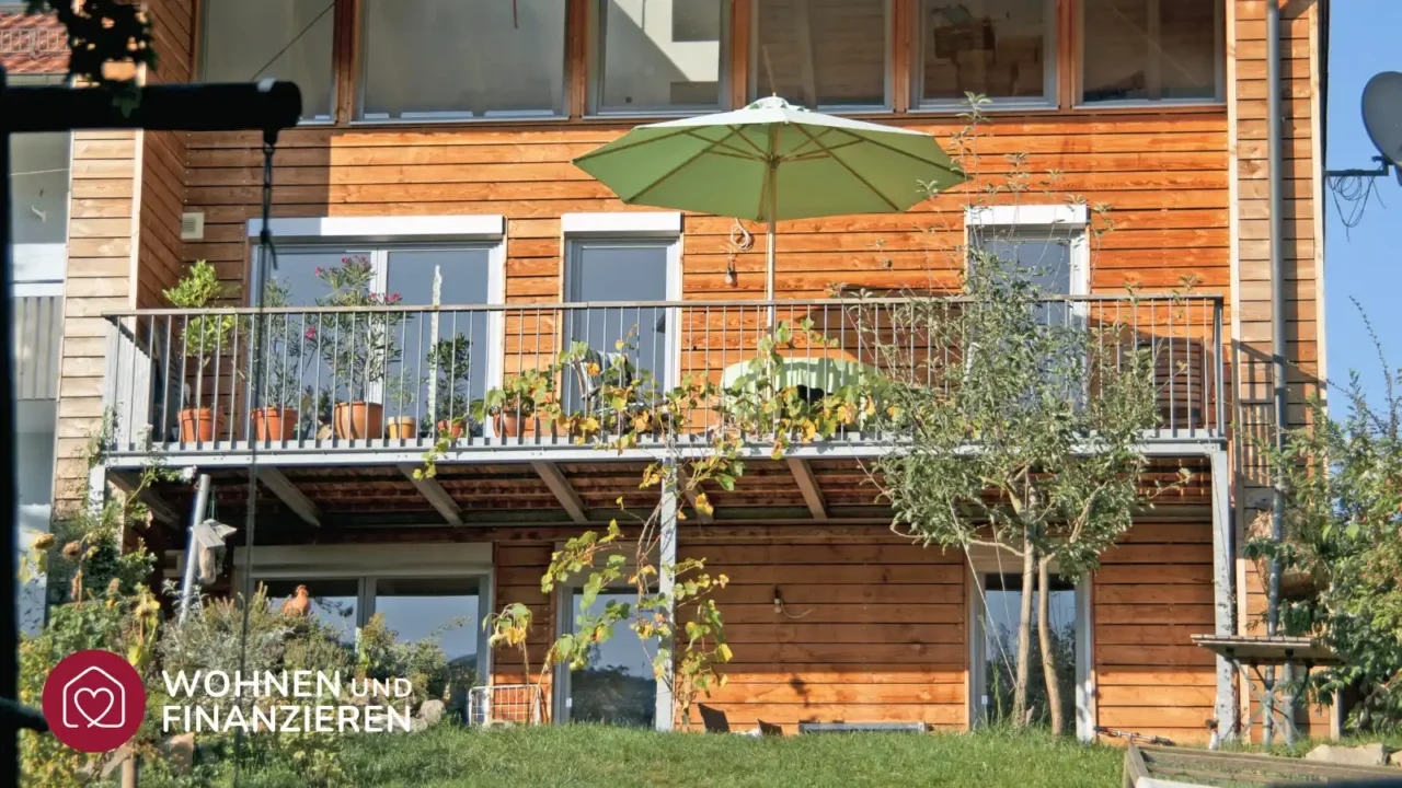 Holzhaus mit angebautem Balkon auf Stelzen aus Stahl