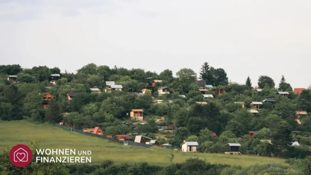 DDR Bungalows aus Holz auf einem Hügel