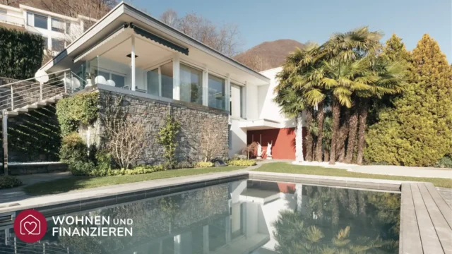 Auslandsimmobilie mit Pool und Palmen