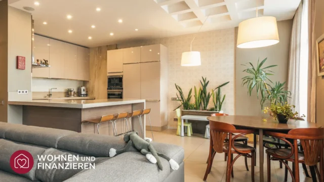 Wohnzimmer mit verschiedenen Deckenlampen und Licht-Spots