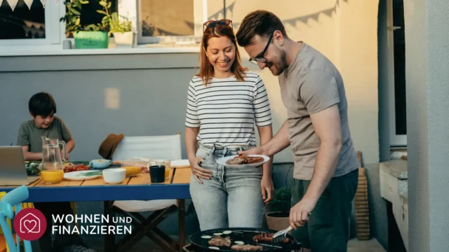 Familie grillt und freut sich über Arbeitnehmersparzulage