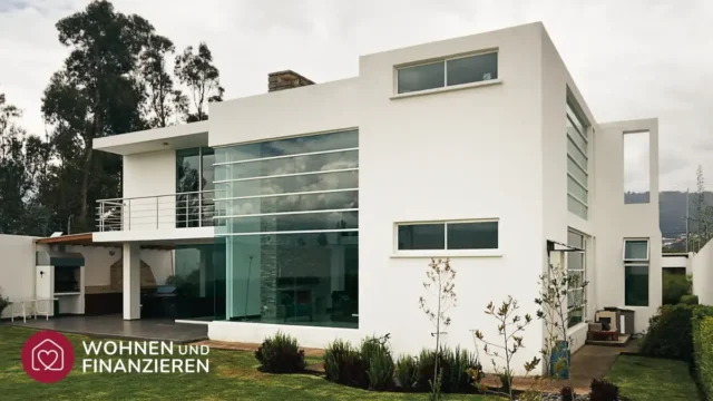 Modernes Haus mit Fensterfronten