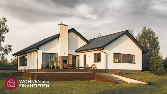 Flaches Haus mit Terrasse und Garten