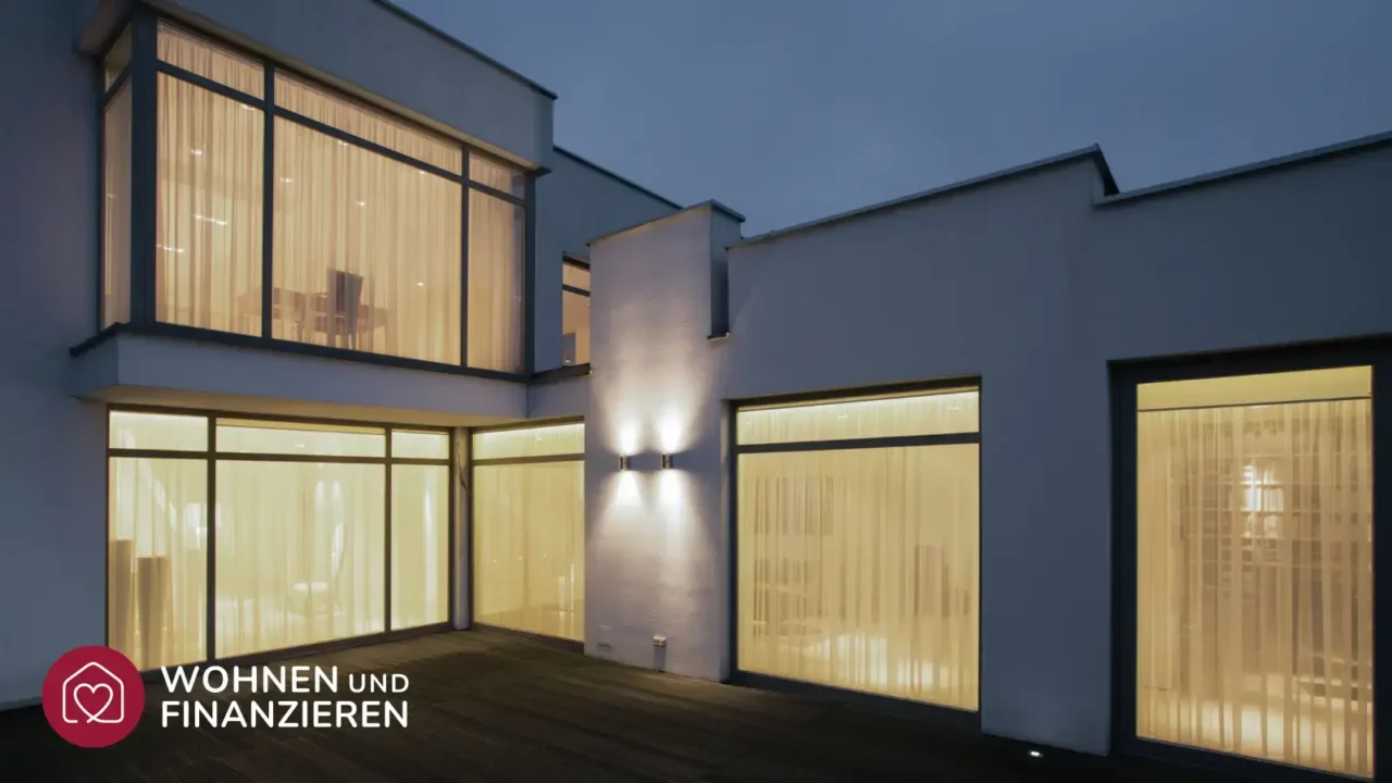 Energieverbrauch eines Hauses bei Nacht durch die Außenbeleuchtung auf der Terrasse