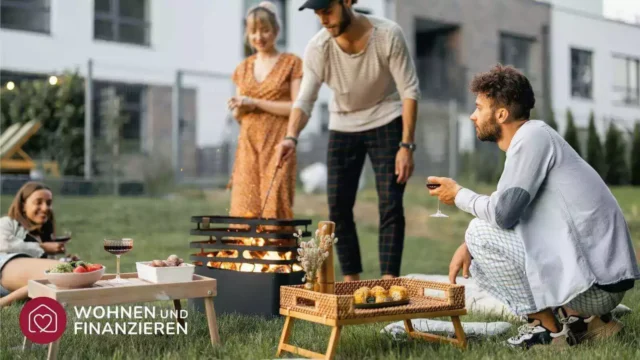 Freunde grillen im Garten ihrer gemeinsamen Immobilie