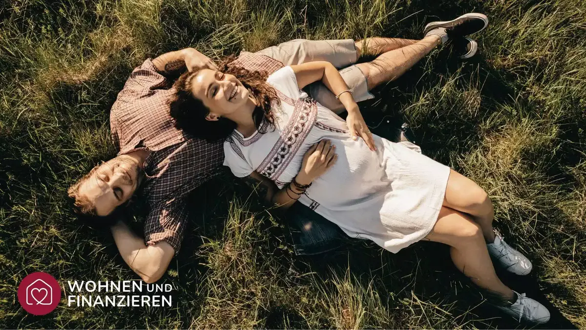 Glückliches Paar liegt auf einer Wiese