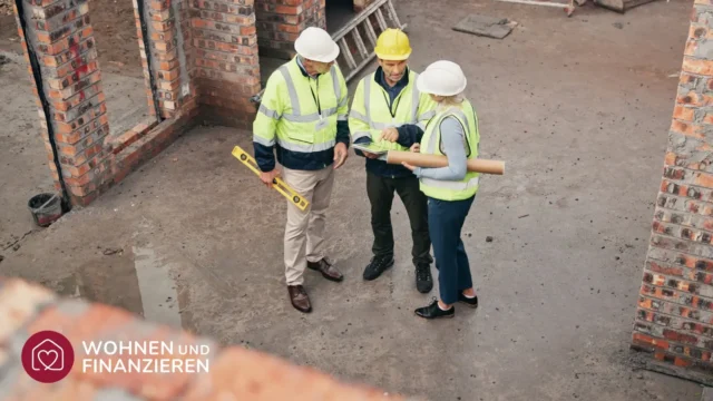 Architekten besprechen sich auf der Baustelle