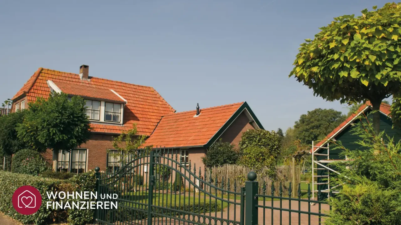 Hausansicht mit Zaun und Garten vermittelt möglichen Beleihungswert der Immobilie