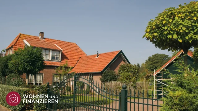 Hausansicht mit Zaun und Garten vermittelt möglichen Beleihungswert der Immobilie