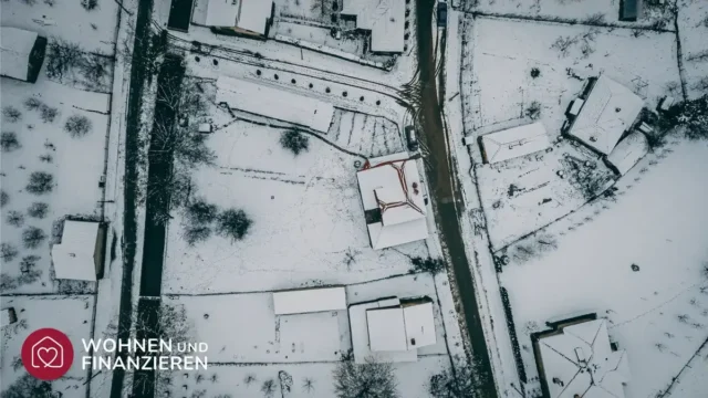 Verschiedene Grundstück aus der Vogelperspektive im Winter