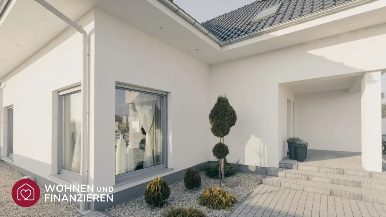 Eingangsbereich eines Bungalows von außen