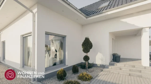 Eingangsbereich eines Bungalows von außen