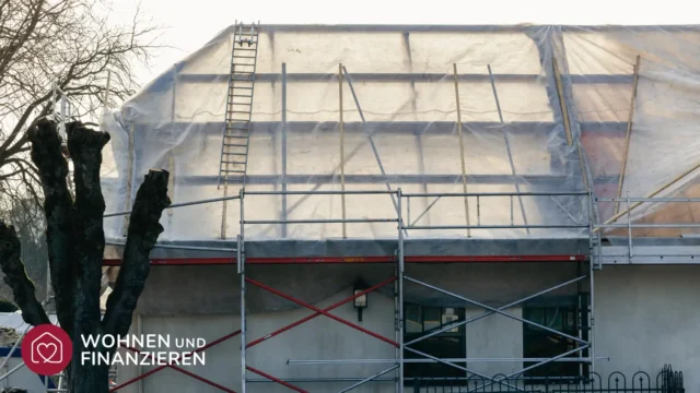 Gerüst am Haus zur Dachsanierung